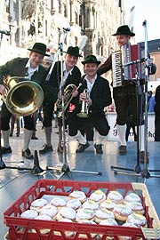 Krapfen von Hölzl und Musik von "Bayerische Extrem" (Foto: Martin Schmitz) (Foto: Martin Schmtz)